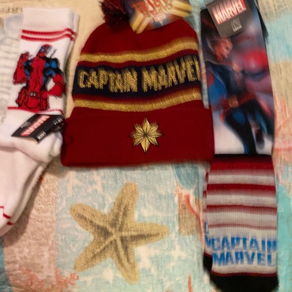 Captain Marvel Gift Set - Picture 2 of 8